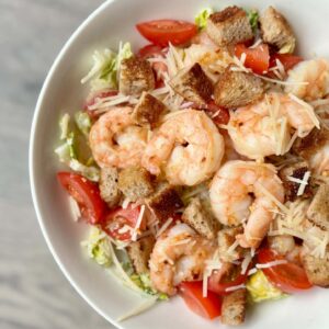 Kreveti-Caesari salat küüslaugukrutoonidega 500 kcal